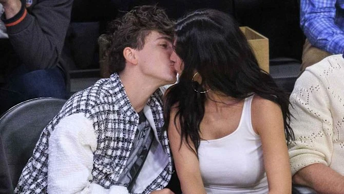 Timothée Chalamet và Lily-Rose Depp tái ngộ, màn đá đểu khét lẹt làm fan hóng - Hình 2