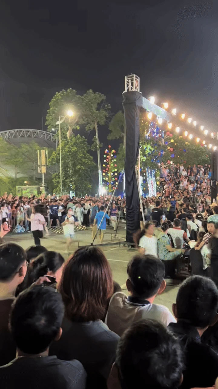 Tranh cãi cảnh tượng đám đông fan húc đổ rào chắn, lũ lượt chạy theo nam ca sĩ tai tiếng nhất Vbiz - Hình 1