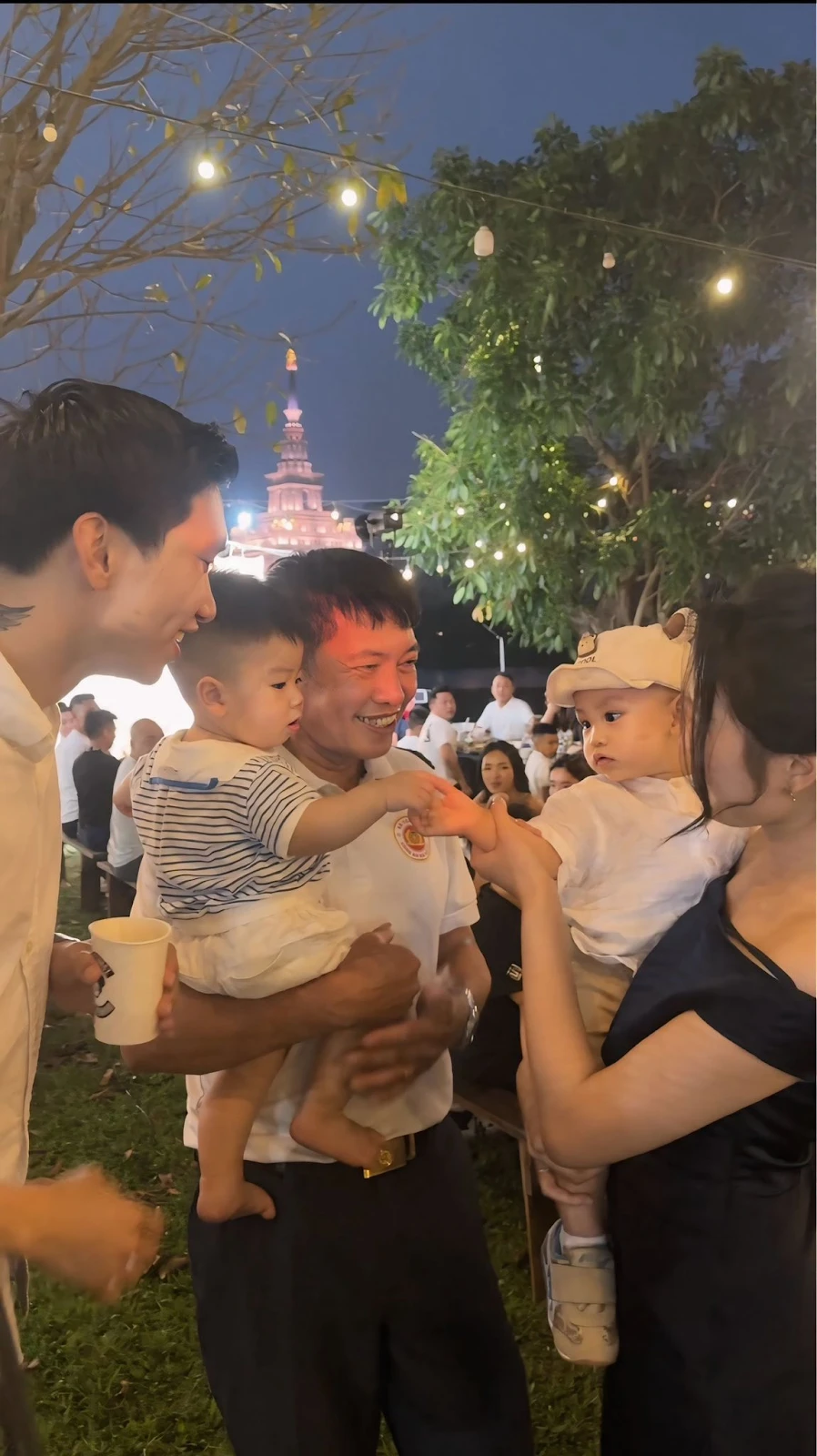 Vợ Văn Hậu nghi né tà Chu Thanh Huyền, chung khung hình biểu cảm sượng trân? - Hình 1