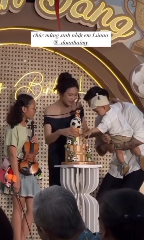 Vợ Văn Hậu nghi né tà Chu Thanh Huyền, chung khung hình biểu cảm sượng trân? - Hình 3