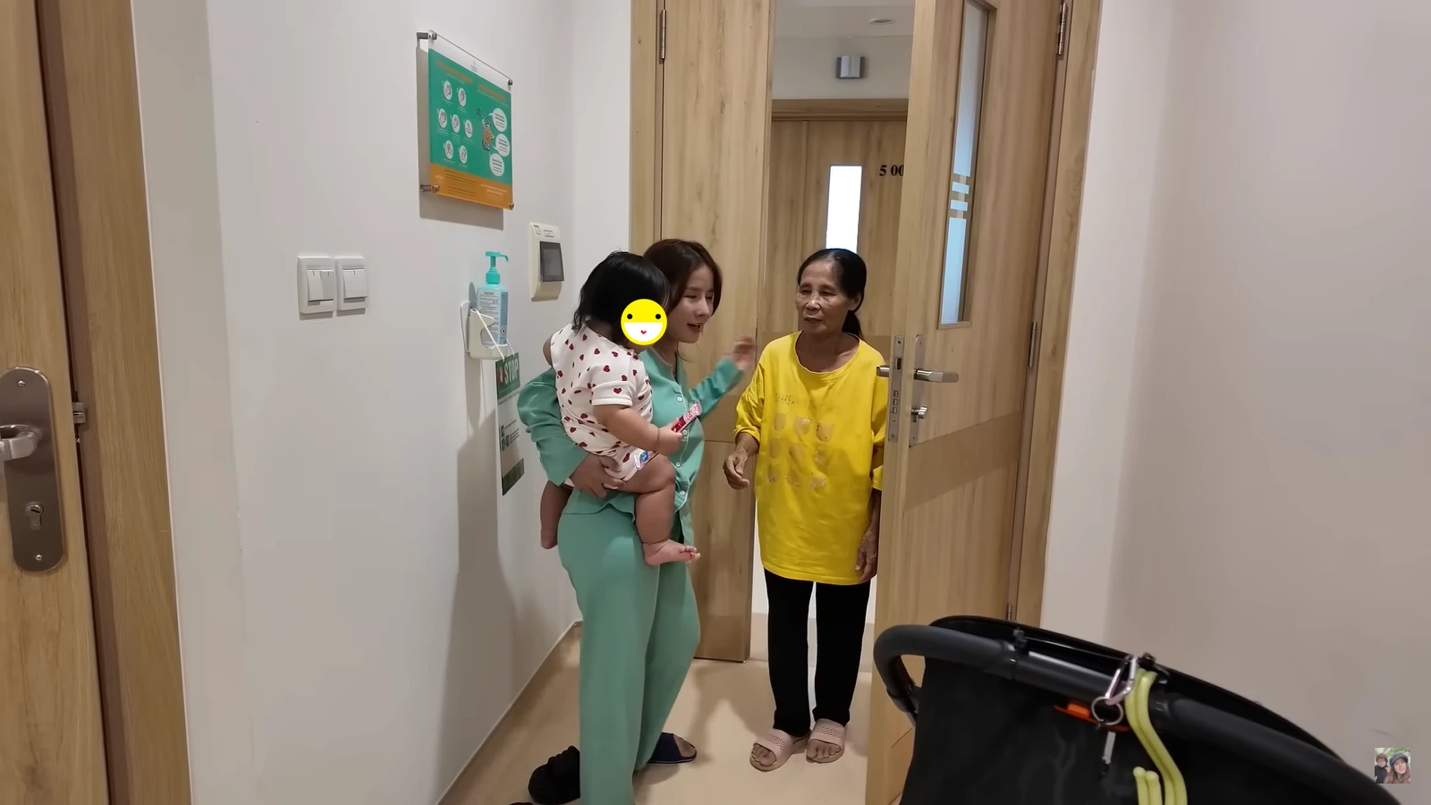 Bà Nhân Vlog content bất chấp, bế con bị Covid-19 không cách ly, sau đó sốc hơn - Hình 3