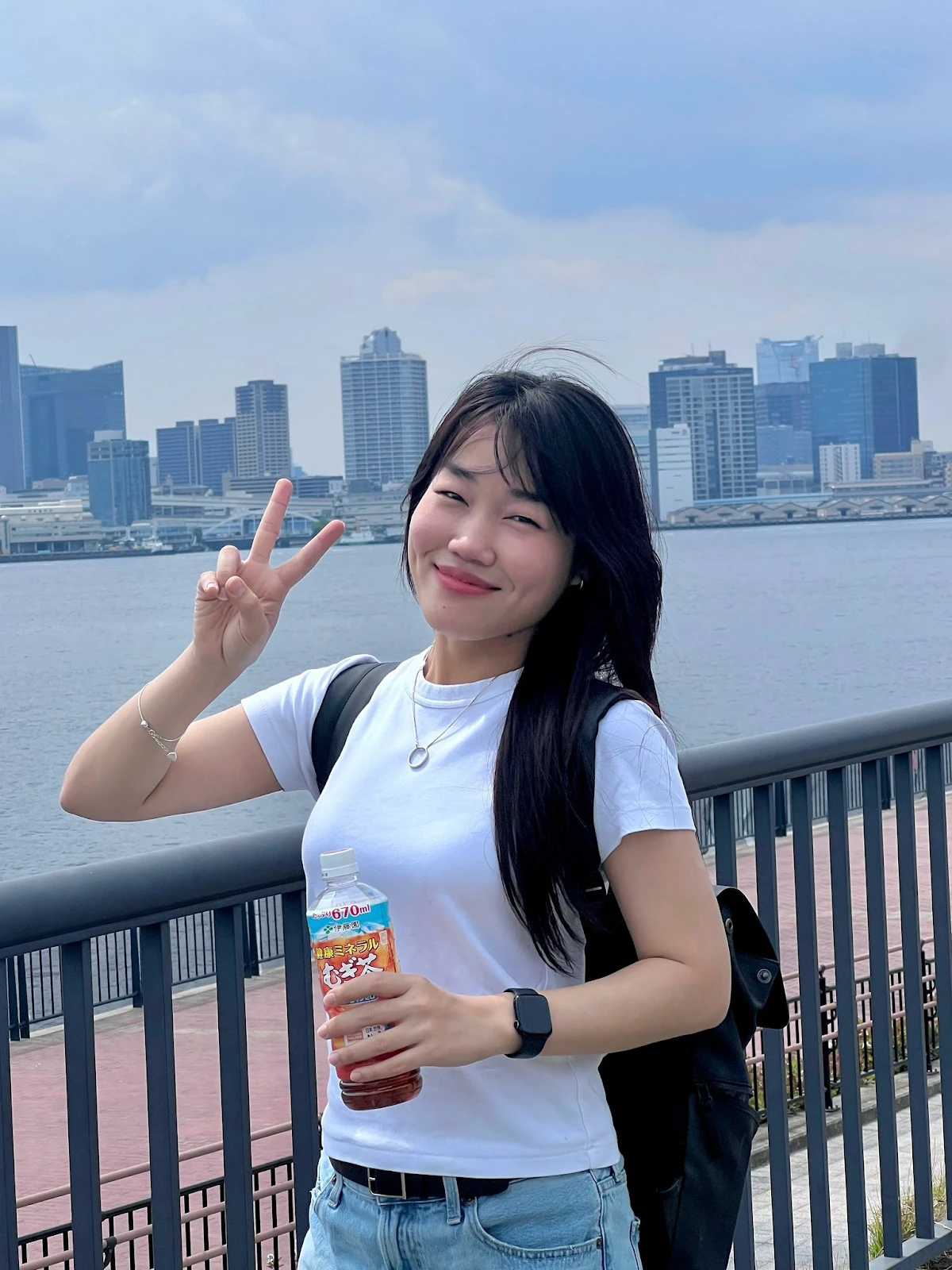 Lê Thụy viral nhờ câu nói Uống coconut không?, lột xác lung linh ở Nhật - Hình 10