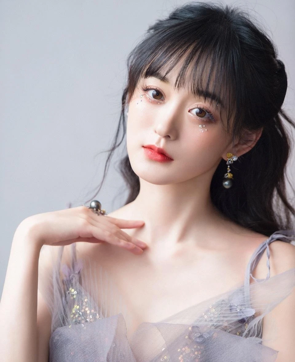 Hà Hoằng San: từng bị chèn ép ở Cbiz, lên đời nhờ Châu Tấn, U40 vẫn như thiếu nữ - Hình 3