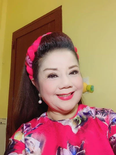 NS Thoại Miêu gia nhập hội livestream kiếm thêm, nhận bình luận coi rẻ từ CĐM - Hình 7