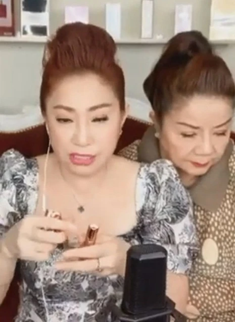 NS Thoại Miêu gia nhập hội livestream kiếm thêm, nhận bình luận coi rẻ từ CĐM - Hình 2