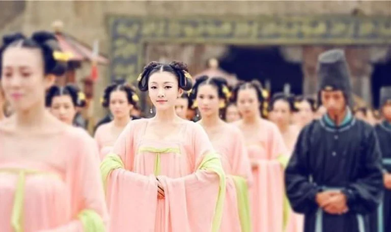 Thái giám phục vụ phi tần tắm, tưởng việc nhẹ lương cao, vào làm mới vỡ mộng - Hình 8