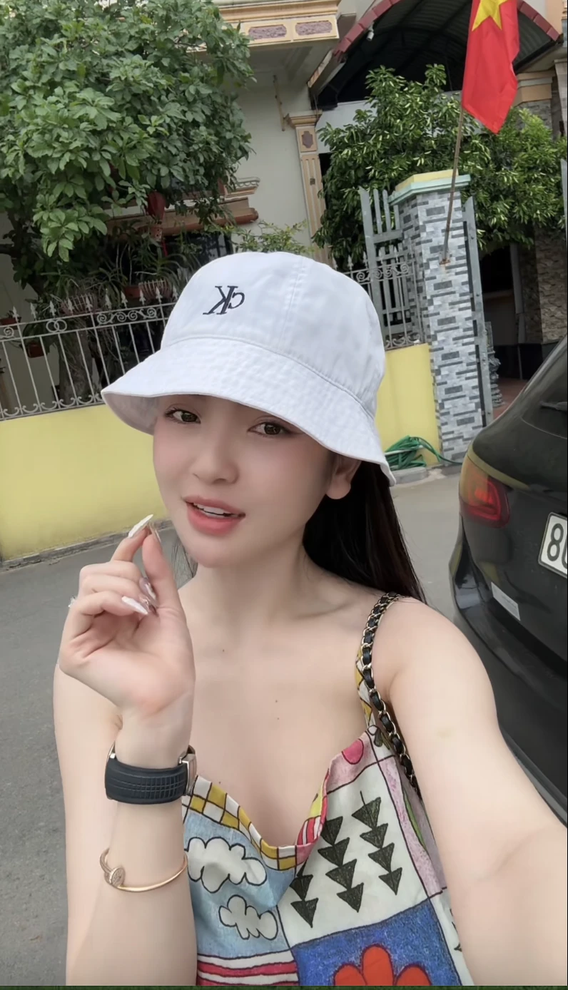 Chu Thanh Huyền ngồi xế hộp bạc tỷ hậu drama, chứng minh ăn đứt vợ bạn chồng - Hình 2
