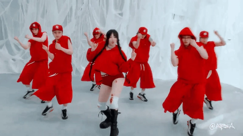Nữ hoàng gợi cảm comeback tàng hình không ai thèm ngó đến, bị fan tẩy chay vì mải mê yêu đương - Hình 2