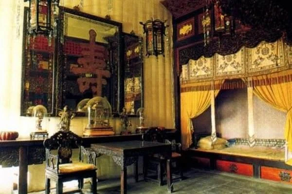 Vì sao phòng ngủ của vua khiêm tốn thua 72.000 lần diện tích Tử cấm thành? - Hình 3