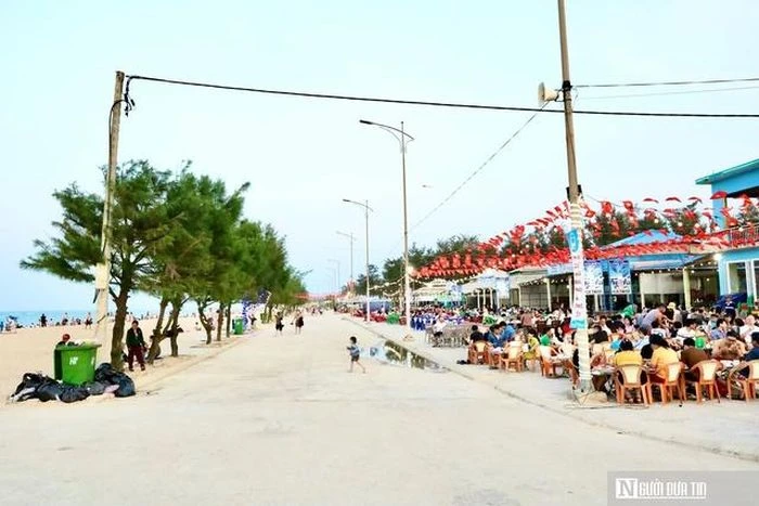 Bãi biển hồi sinh sau khi bị mưa bão tàn phá, hút hàng nghìn du khách trong dịp nghỉ lễ - Hình 5