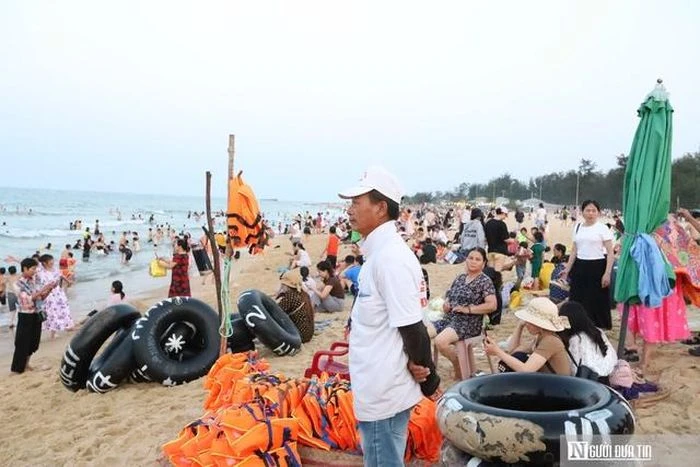 Bãi biển hồi sinh sau khi bị mưa bão tàn phá, hút hàng nghìn du khách trong dịp nghỉ lễ - Hình 3