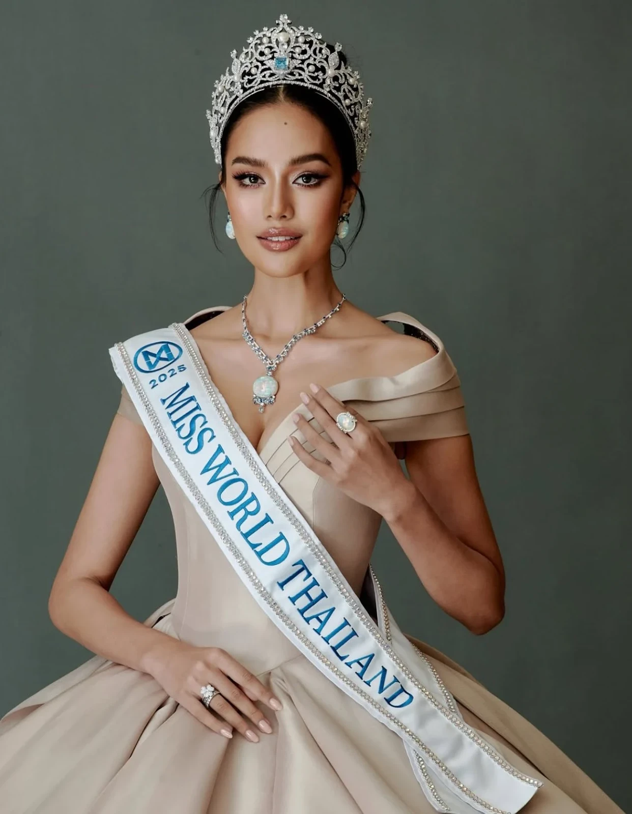 Miss World 2025: Ý Nhi lép vế toàn tập trước style đậm beauty queen Thái Lan - Hình 7