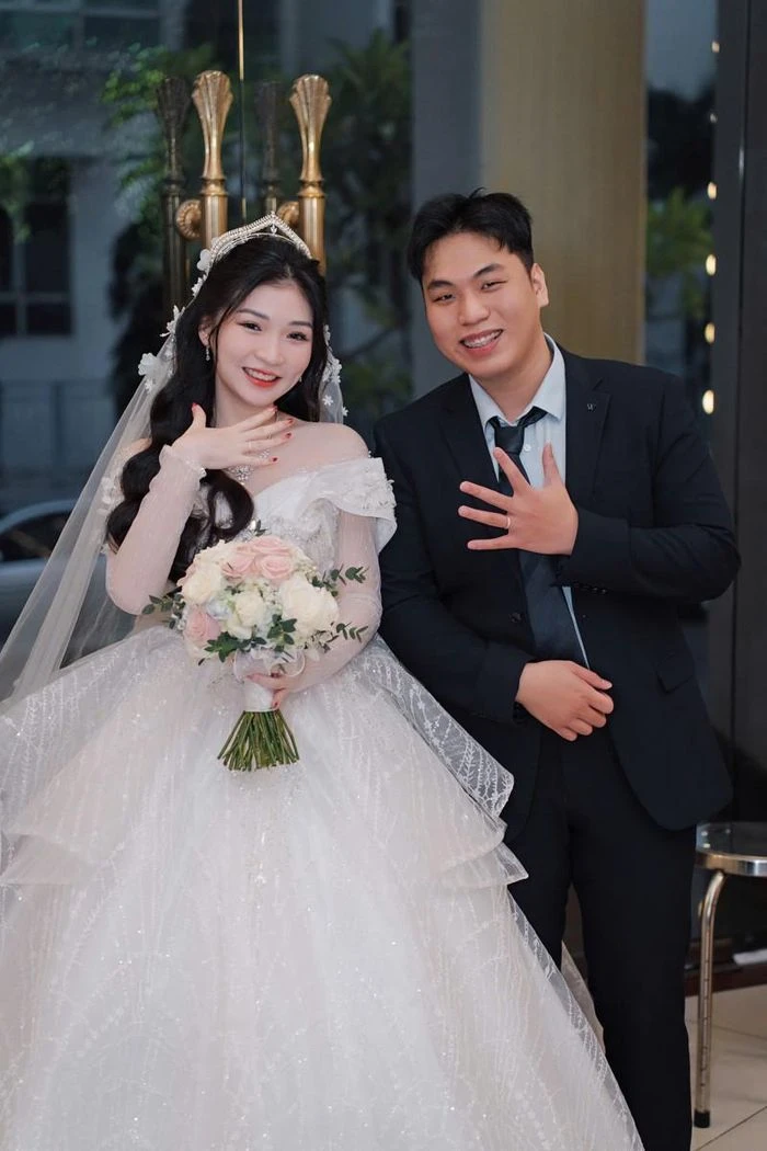 Mở video đặc biệt giữa đám cưới, chú rể Bình Định khiến cô dâu nghẹn ngào - Hình 4