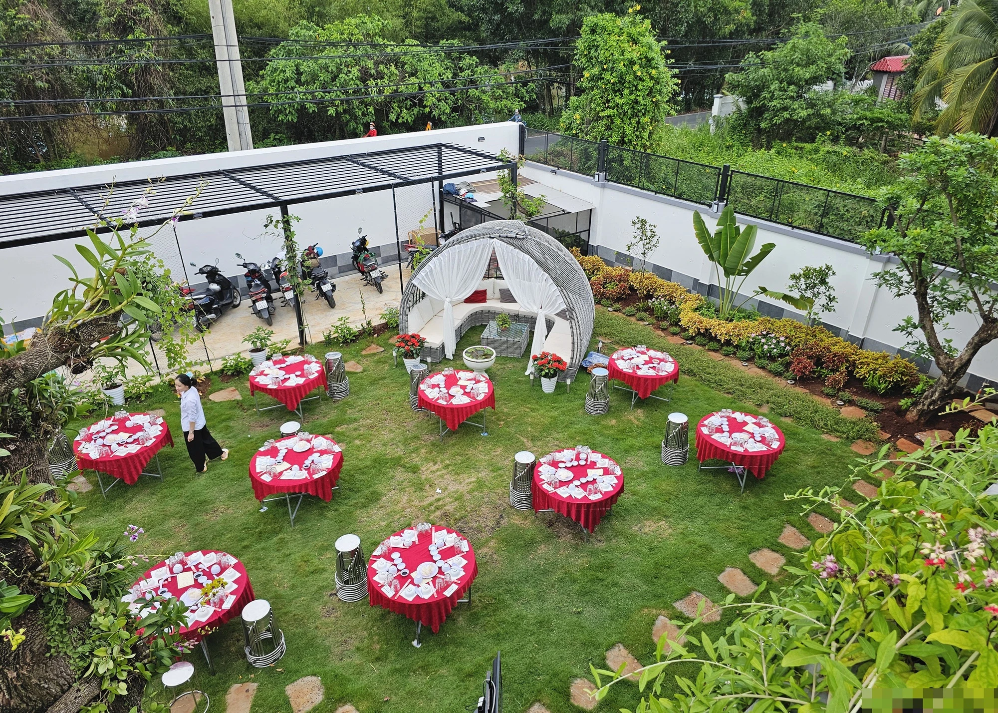Nam ca sĩ khốn đốn vì 1 bức ảnh: Sở hữu biệt thự trải từ Việt Nam sang Mỹ, nhà 300m2 ở trung tâm TP.HCM - Hình 6