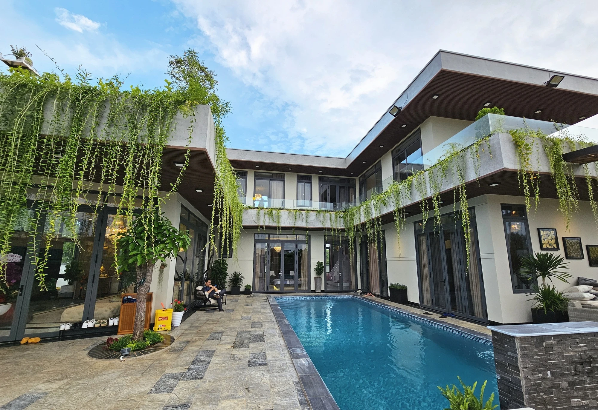 Nam ca sĩ khốn đốn vì 1 bức ảnh: Sở hữu biệt thự trải từ Việt Nam sang Mỹ, nhà 300m2 ở trung tâm TP.HCM - Hình 5