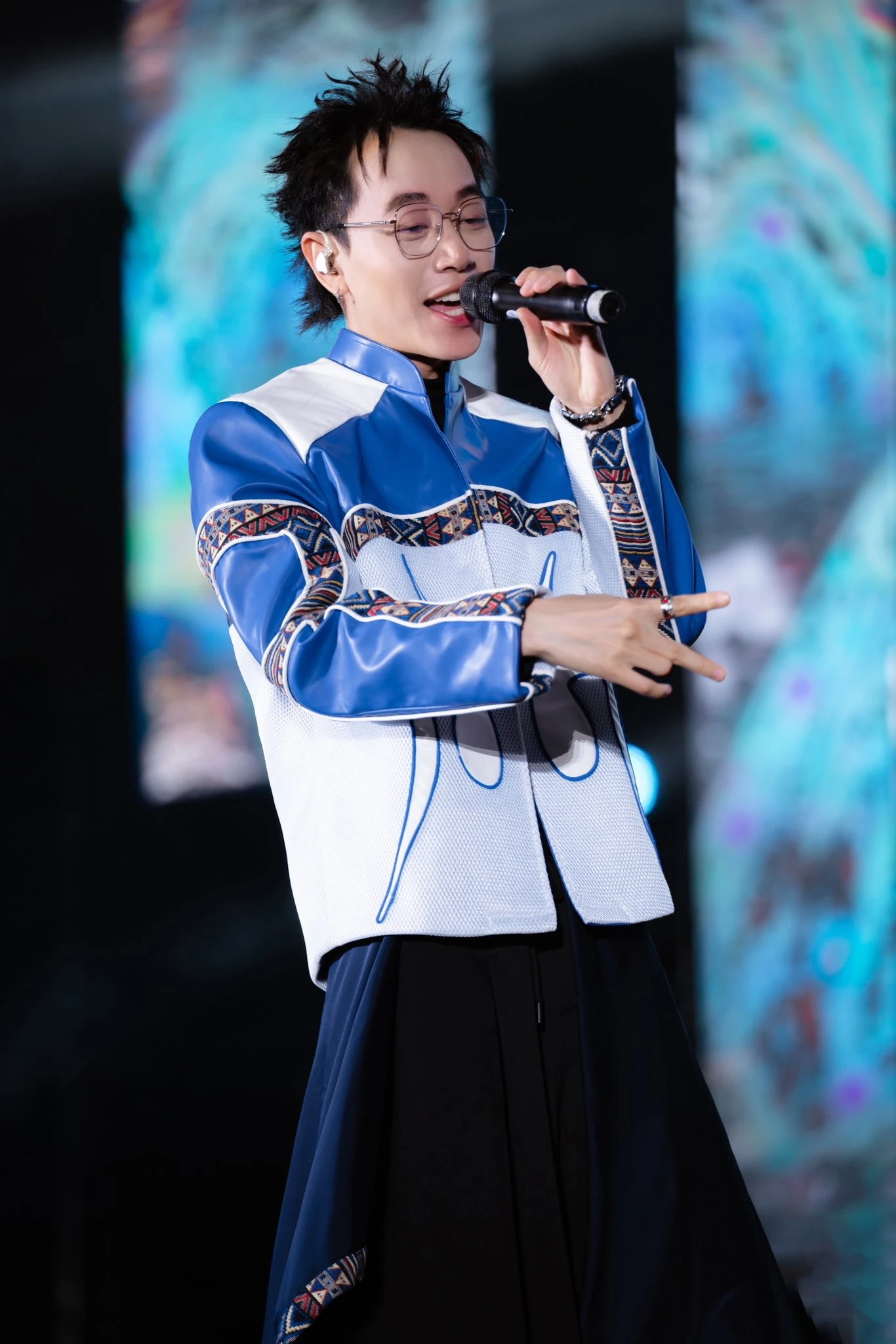 Người miền núi chất mới làm răng sứ, còn diện vest đen như tổng tài - màn lột xác ngoạn mục chưa từng thấy của Quán quân Rap Việt - Hình 5