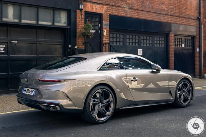 Siêu phẩm Bentley Batur hơn 3 triệu USD lăn bánh tại Anh - Hình 2