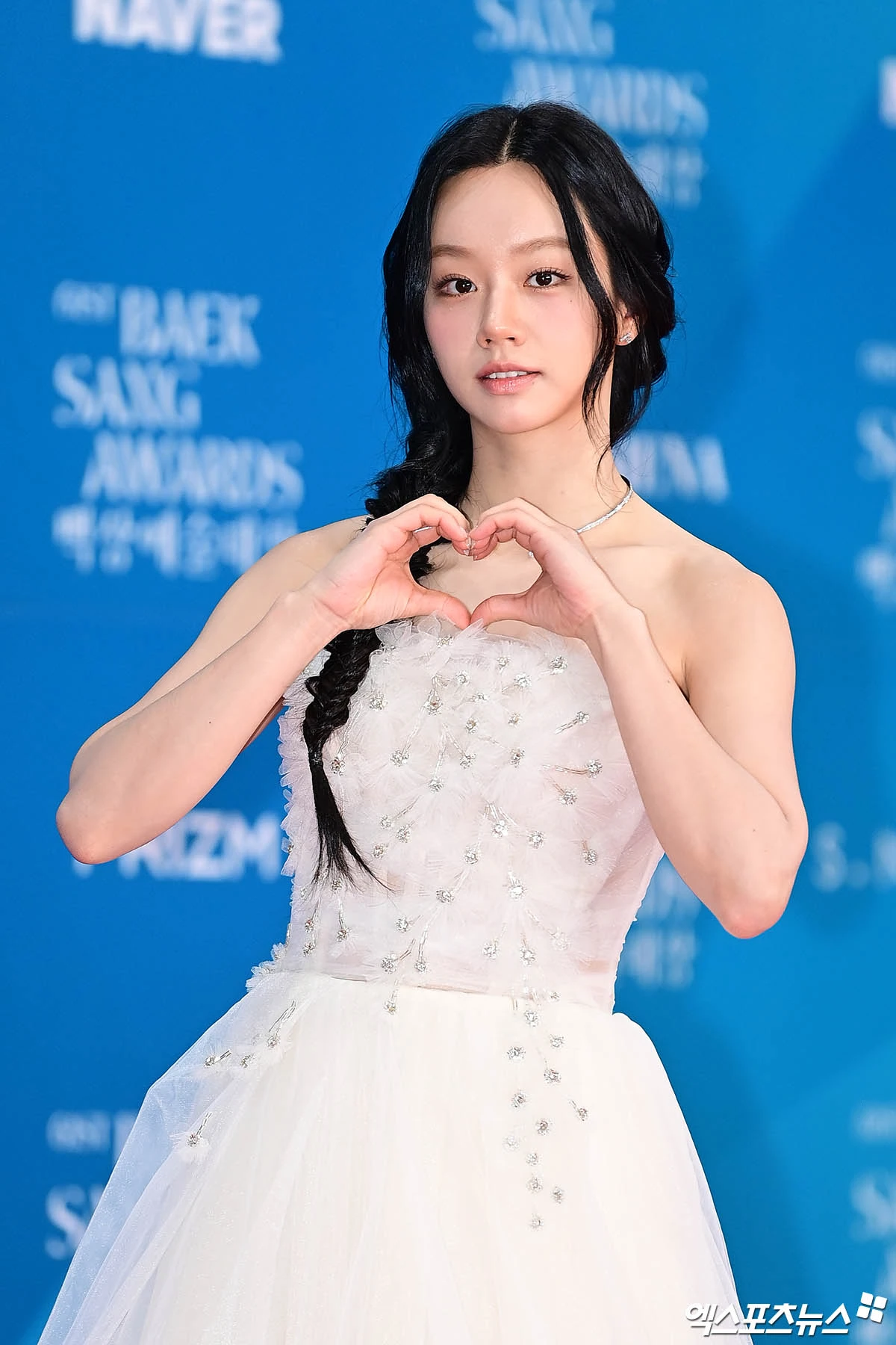 Siêu thảm đỏ Baeksang 2025: Song Hye Kyo xuống tóc lên đồ chặt chém lấn át cả IU - Suzy, Hyun Bin - Byeon Woo Seok hóa hoàng tử dẫn đầu dàn nam thần - Hình 7