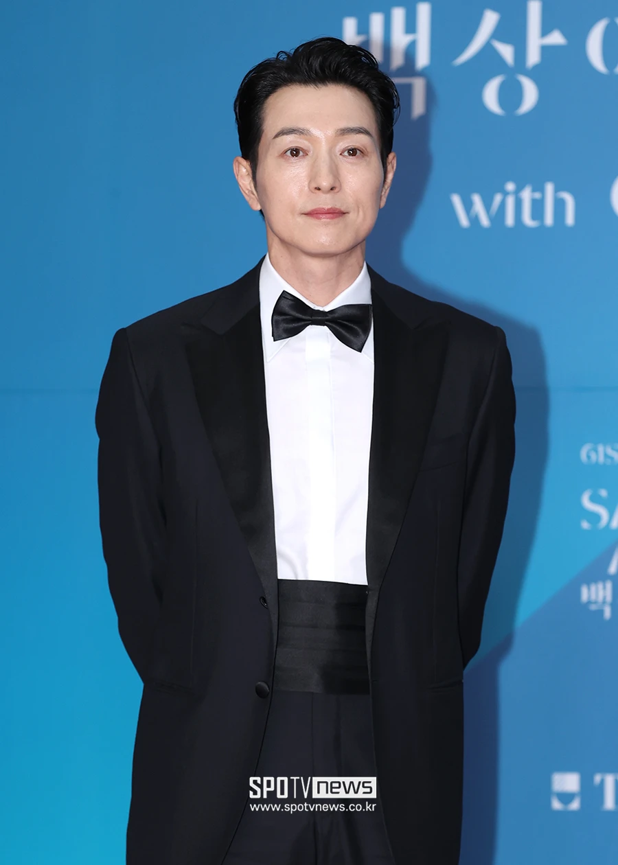 Siêu thảm đỏ Baeksang 2025: Song Hye Kyo xuống tóc lên đồ chặt chém lấn át cả IU - Suzy, Hyun Bin - Byeon Woo Seok hóa hoàng tử dẫn đầu dàn nam thần - Hình 20