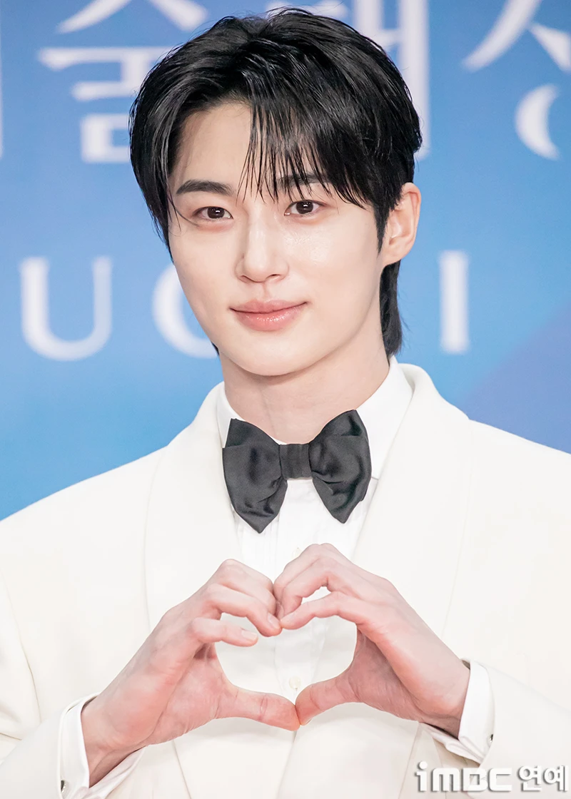 Siêu thảm đỏ Baeksang 2025: Song Hye Kyo xuống tóc lên đồ chặt chém lấn át cả IU - Suzy, Hyun Bin - Byeon Woo Seok hóa hoàng tử dẫn đầu dàn nam thần - Hình 15