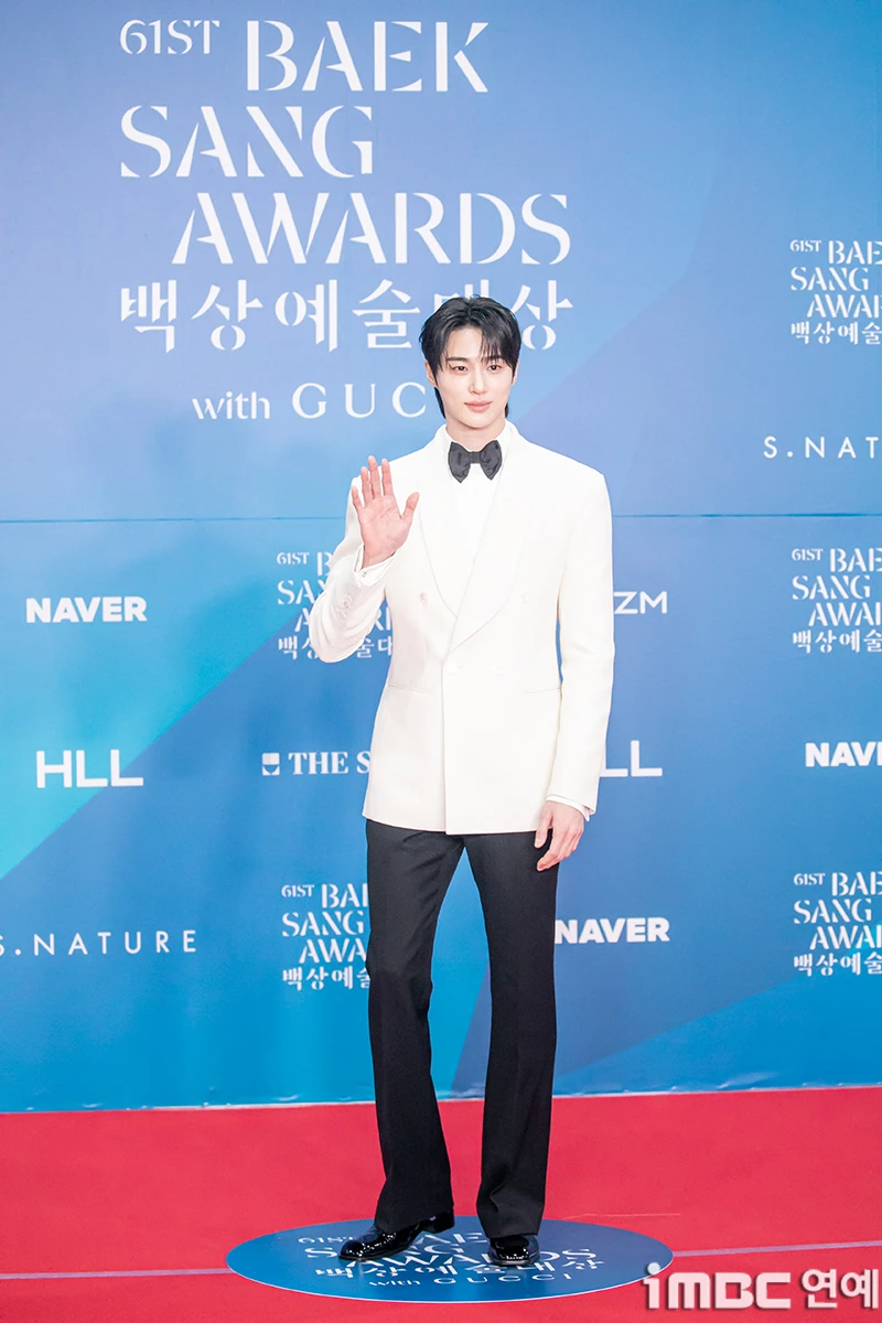 Siêu thảm đỏ Baeksang 2025: Song Hye Kyo xuống tóc lên đồ chặt chém lấn át cả IU - Suzy, Hyun Bin - Byeon Woo Seok hóa hoàng tử dẫn đầu dàn nam thần - Hình 14