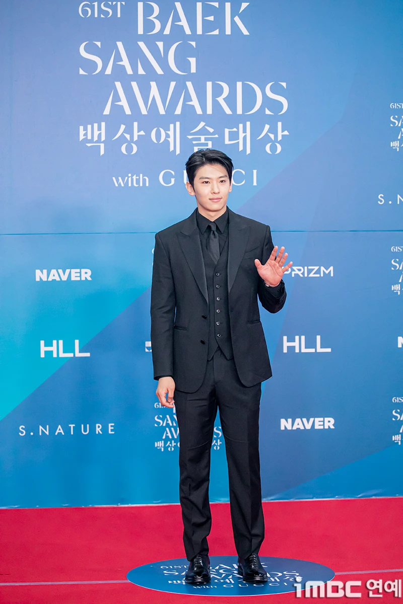 Siêu thảm đỏ Baeksang 2025: Song Hye Kyo xuống tóc lên đồ chặt chém lấn át cả IU - Suzy, Hyun Bin - Byeon Woo Seok hóa hoàng tử dẫn đầu dàn nam thần - Hình 17