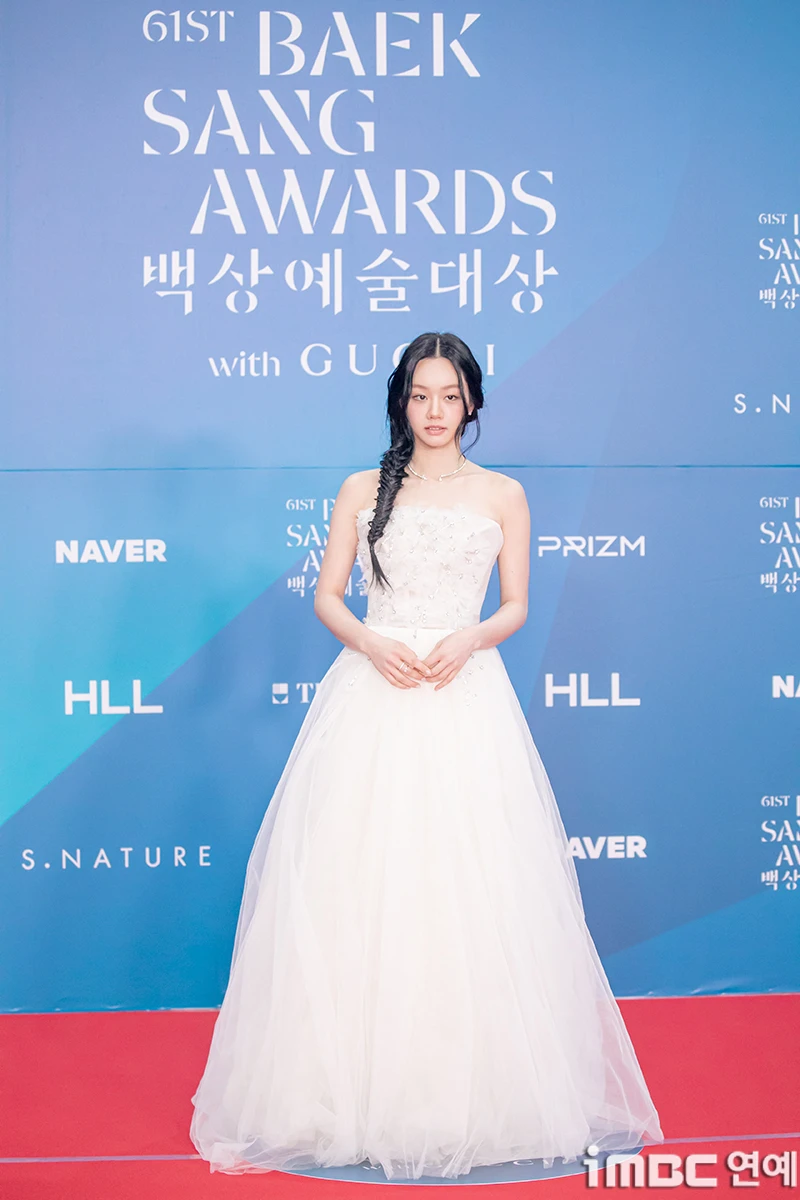 Siêu thảm đỏ Baeksang 2025: Song Hye Kyo xuống tóc lên đồ chặt chém lấn át cả IU - Suzy, Hyun Bin - Byeon Woo Seok hóa hoàng tử dẫn đầu dàn nam thần - Hình 6