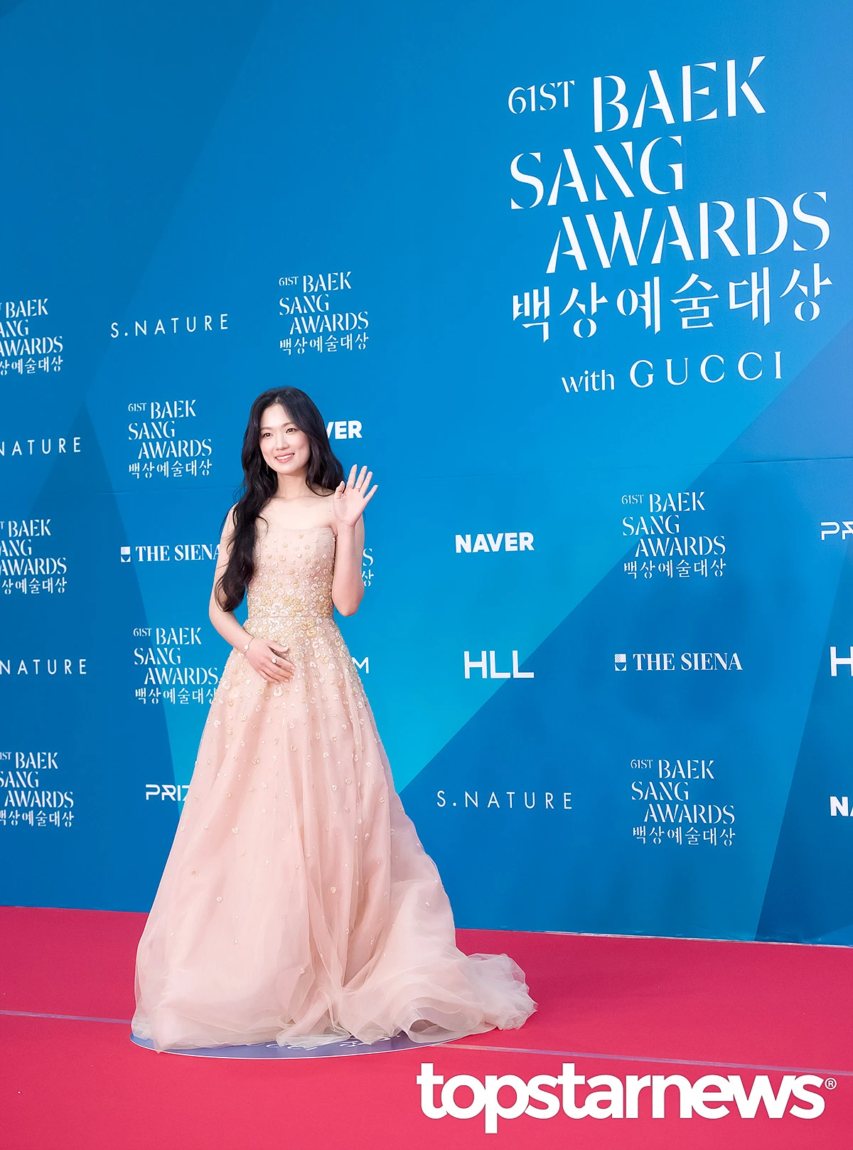 Siêu thảm đỏ Baeksang 2025: Song Hye Kyo xuống tóc lên đồ chặt chém lấn át cả IU - Suzy, Hyun Bin - Byeon Woo Seok hóa hoàng tử dẫn đầu dàn nam thần - Hình 12