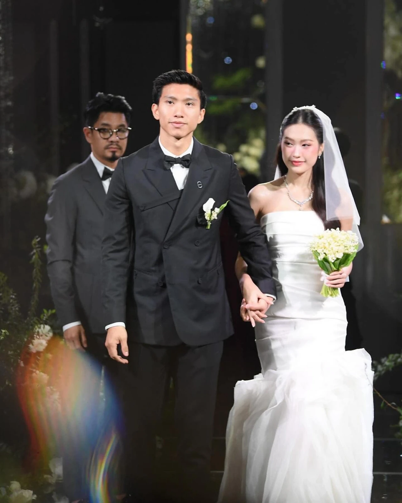 Bố mẹ vợ Văn Hậu bị soi thái độ lạ, xa cách không chụp ảnh chung, nghi lục đục? - Hình 5