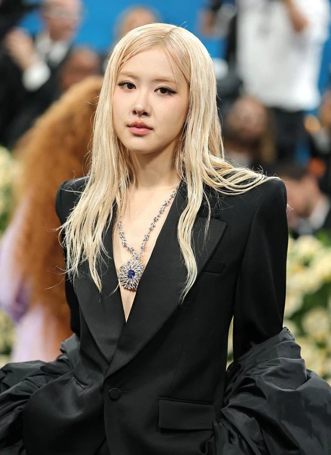 Chị em Blackpink tương tàn ở Met Gala, Jennie vẫn như nấm lùn, lại bị dìm - Hình 7