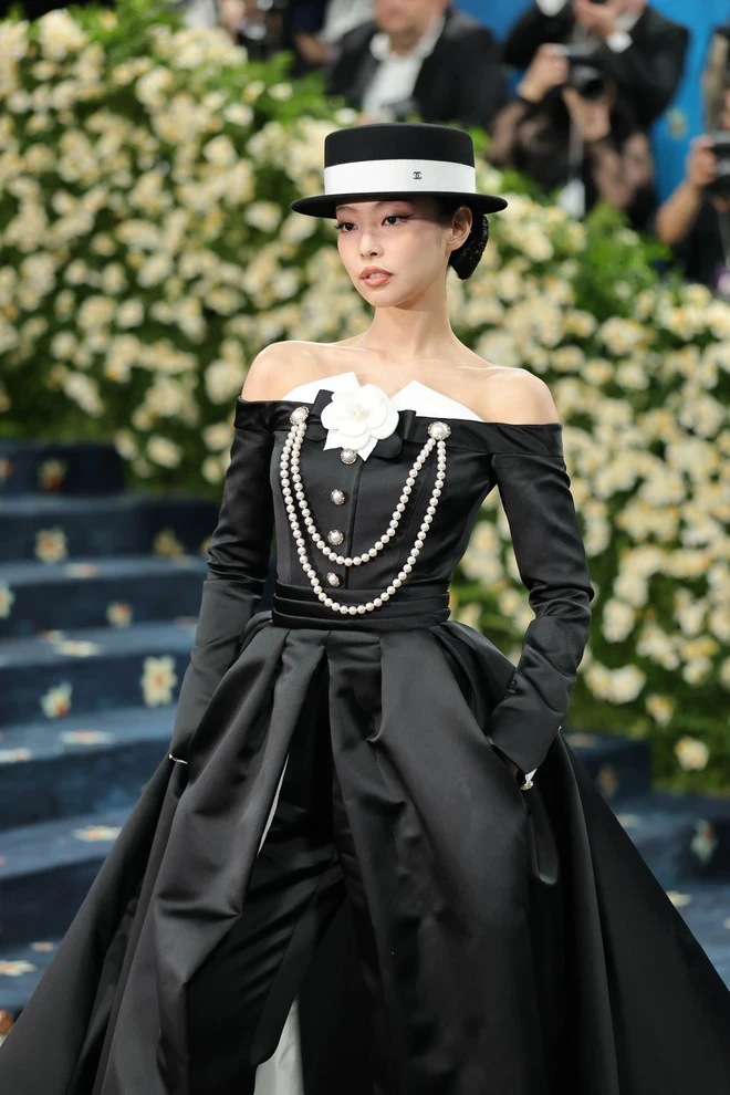 Chị em Blackpink tương tàn ở Met Gala, Jennie vẫn như nấm lùn, lại bị dìm - Hình 3