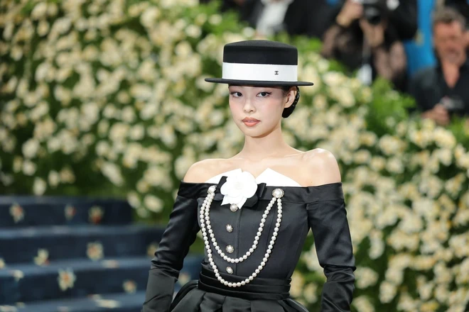 Chị em Blackpink tương tàn ở Met Gala, Jennie vẫn như nấm lùn, lại bị dìm - Hình 4