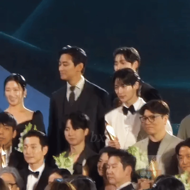 Khung hình hỗn loạn nhất Baeksang 2025: 3 cực phẩm visual hội tụ, chỉ 1 hành động mà quậy banh cả sự kiện - Hình 1
