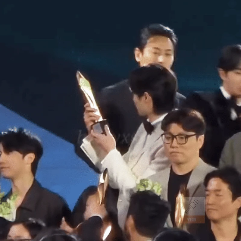 Khung hình hỗn loạn nhất Baeksang 2025: 3 cực phẩm visual hội tụ, chỉ 1 hành động mà quậy banh cả sự kiện - Hình 3