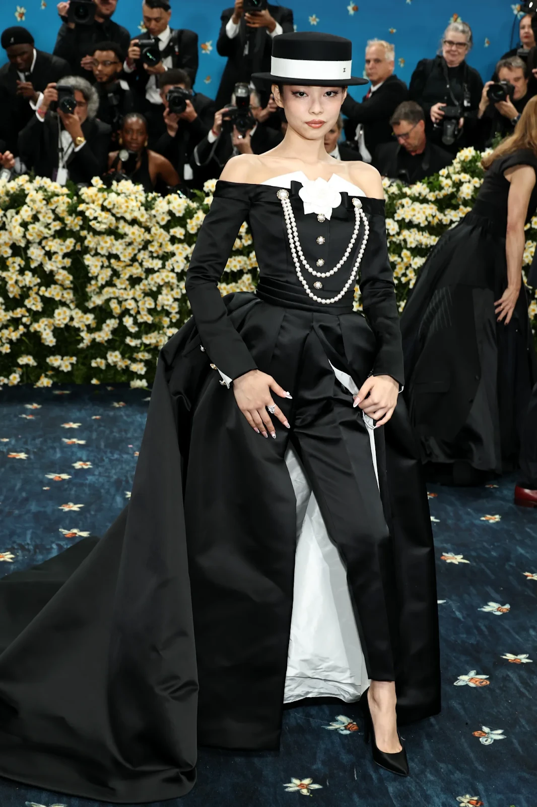 Met Gala 2025: Miley Cyrus tạo biểu cảm hờ hững, chủ xị bừng sáng vì sang - Hình 3