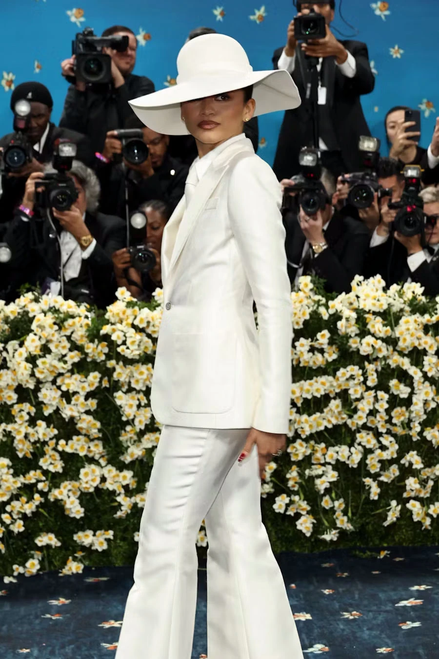 Met Gala 2025: Miley Cyrus tạo biểu cảm hờ hững, chủ xị bừng sáng vì sang - Hình 10