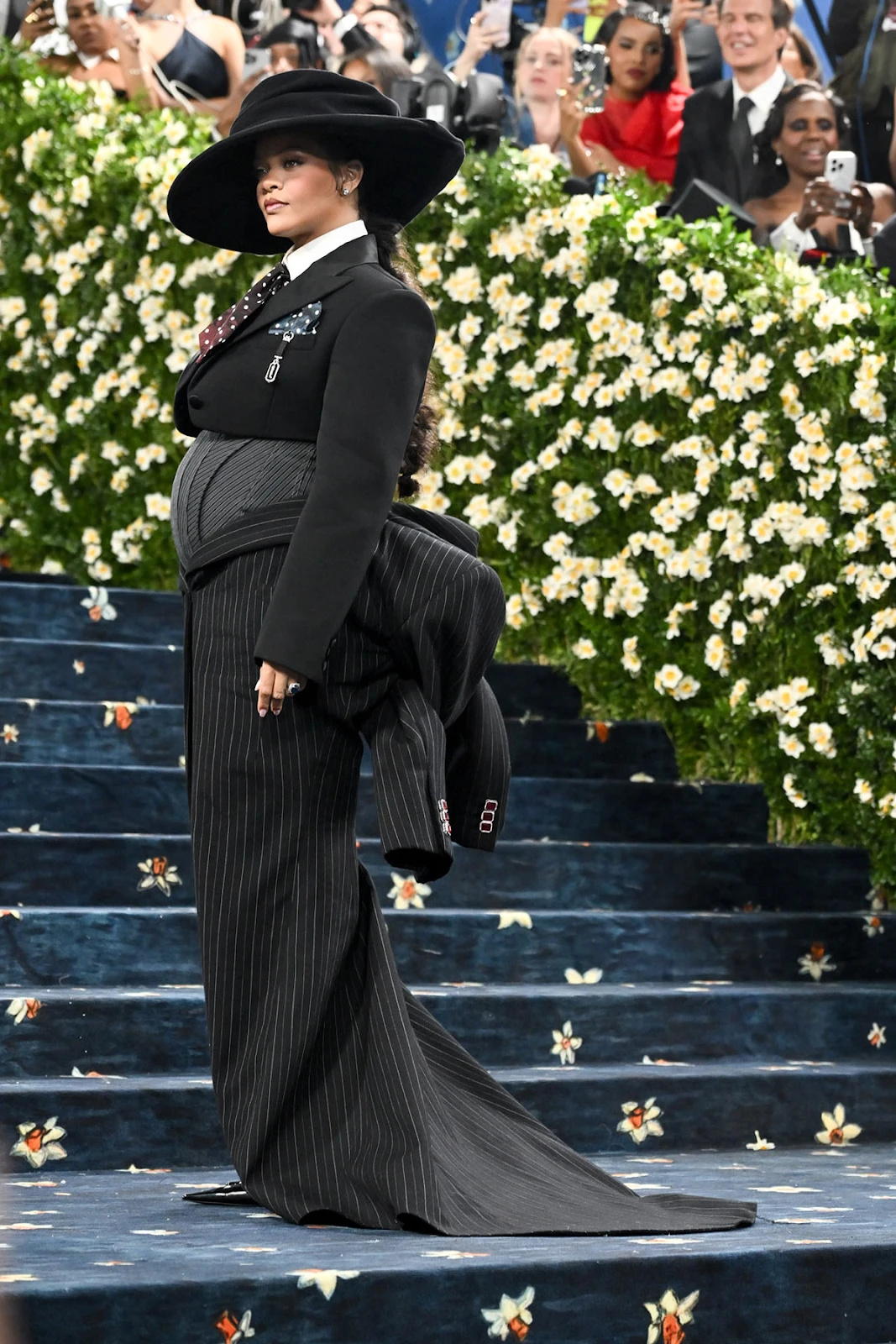 Met Gala 2025: Miley Cyrus tạo biểu cảm hờ hững, chủ xị bừng sáng vì sang - Hình 11