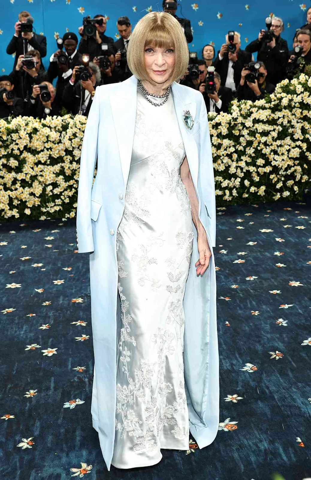 Met Gala 2025: Miley Cyrus tạo biểu cảm hờ hững, chủ xị bừng sáng vì sang - Hình 2