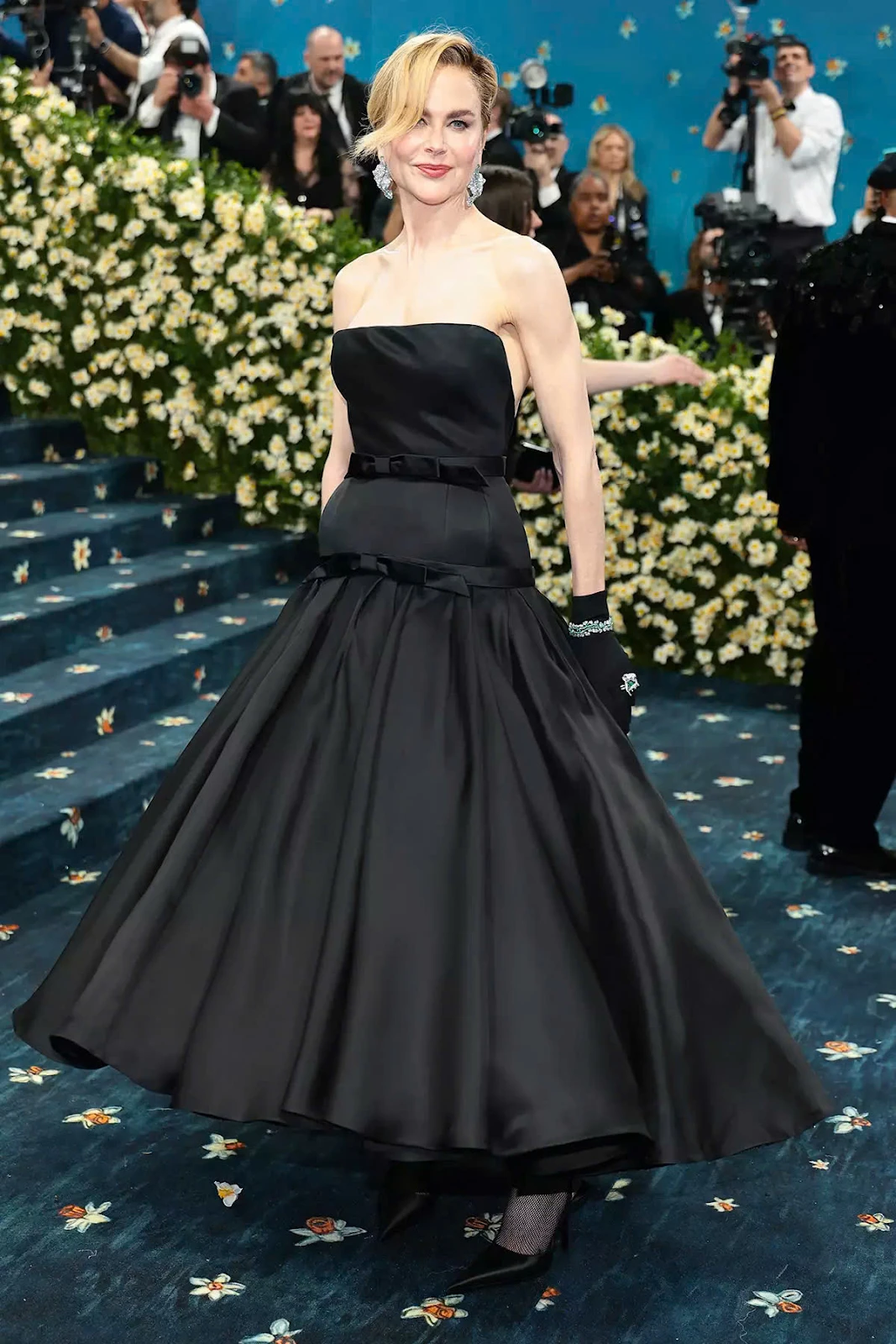 Met Gala 2025: Miley Cyrus tạo biểu cảm hờ hững, chủ xị bừng sáng vì sang - Hình 7