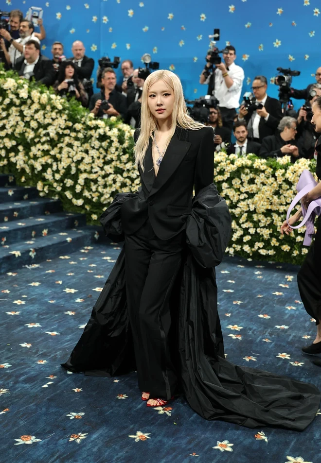 Met Gala 2025: Miley Cyrus tạo biểu cảm hờ hững, chủ xị bừng sáng vì sang - Hình 4