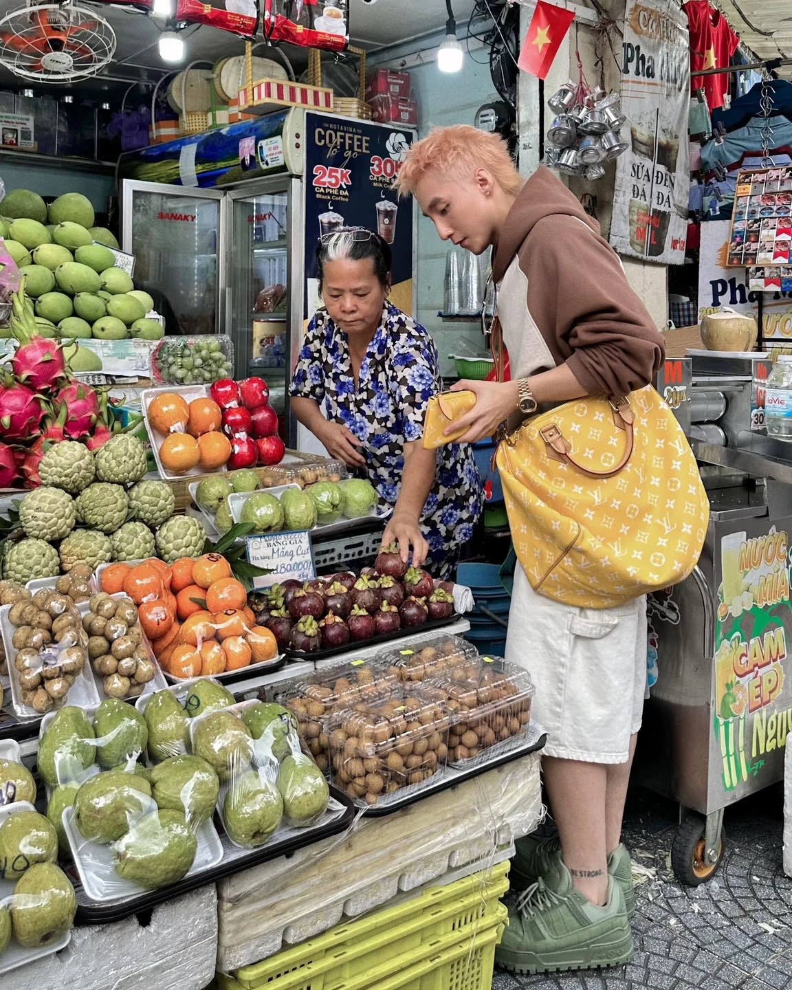 Sơn Tùng hứa là làm, đán.h úp chợ Bến Thành, lấy túi LV 300 triệu đựng măng cụt - Hình 4