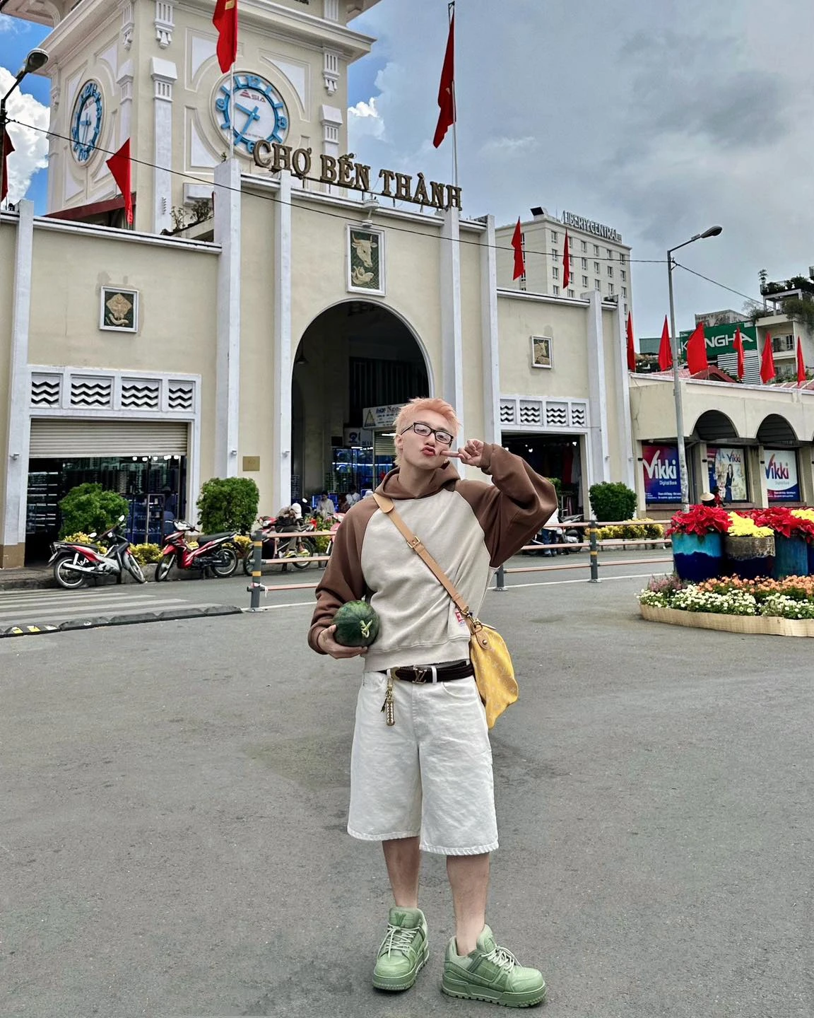 Sơn Tùng hứa là làm, đán.h úp chợ Bến Thành, lấy túi LV 300 triệu đựng măng cụt - Hình 2