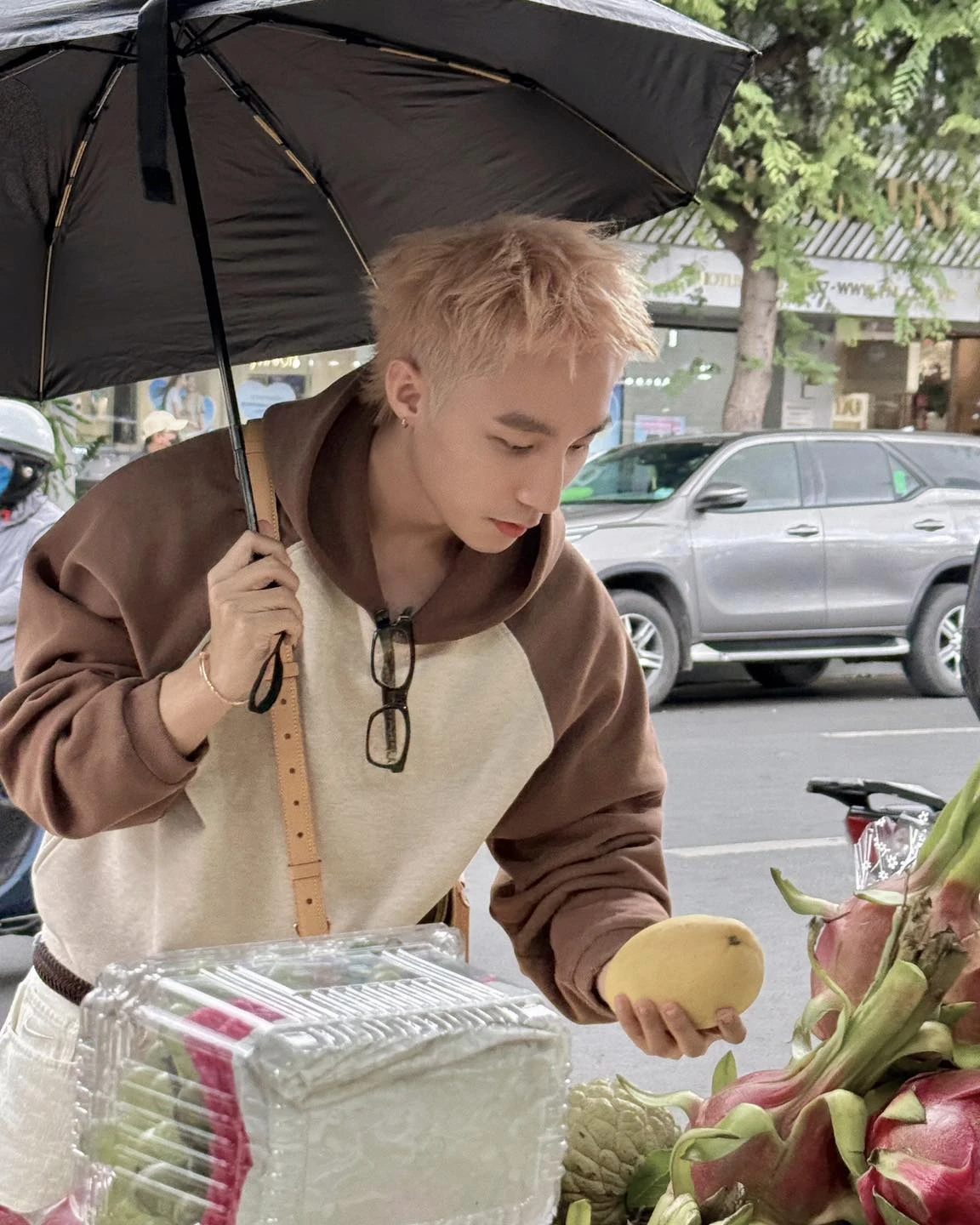Sơn Tùng hứa là làm, đán.h úp chợ Bến Thành, lấy túi LV 300 triệu đựng măng cụt - Hình 3