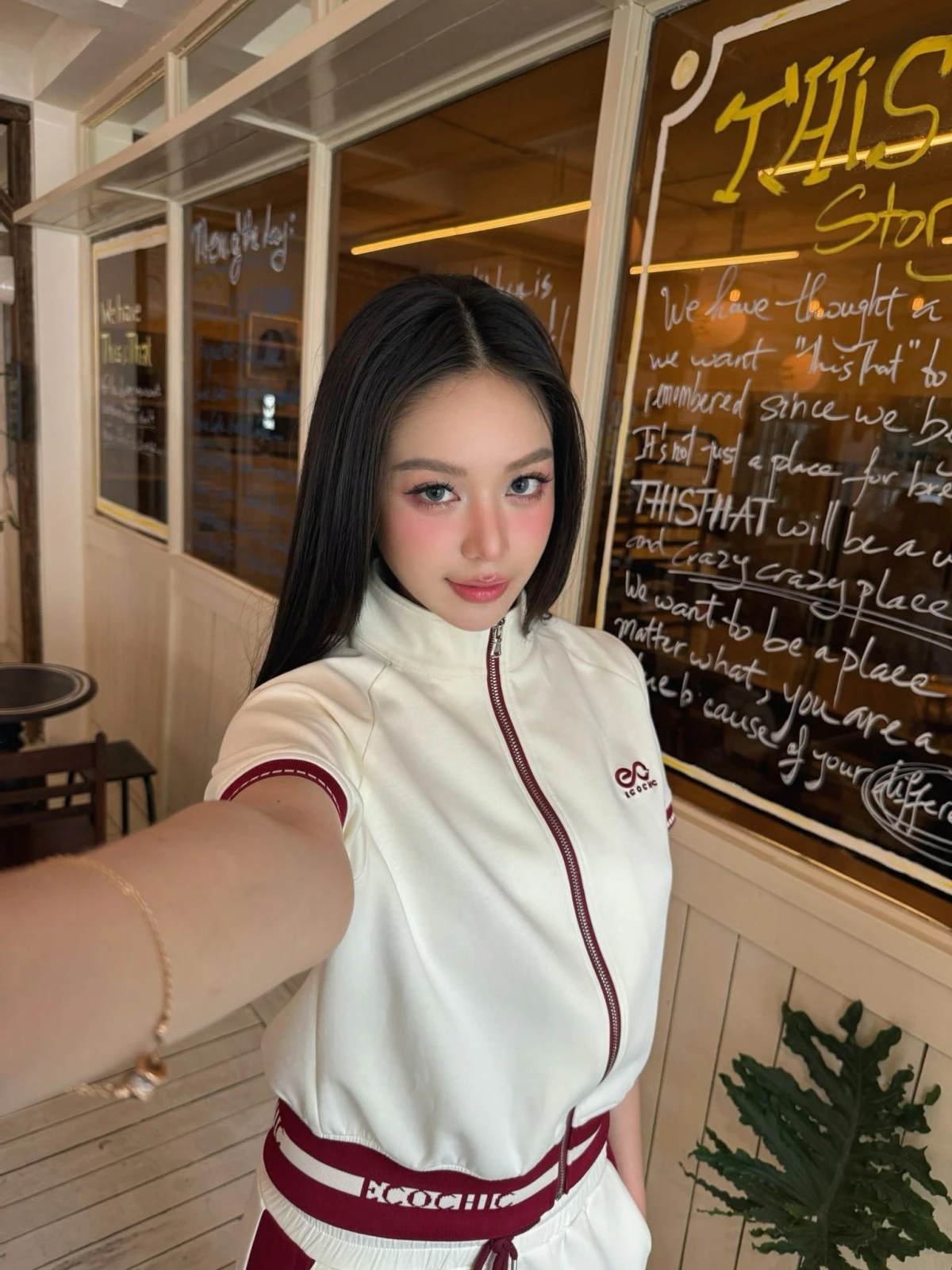 Thanh Thủy lao xuống nước, làm việc nịn fan Indonesia hậu nhập viện - Hình 8