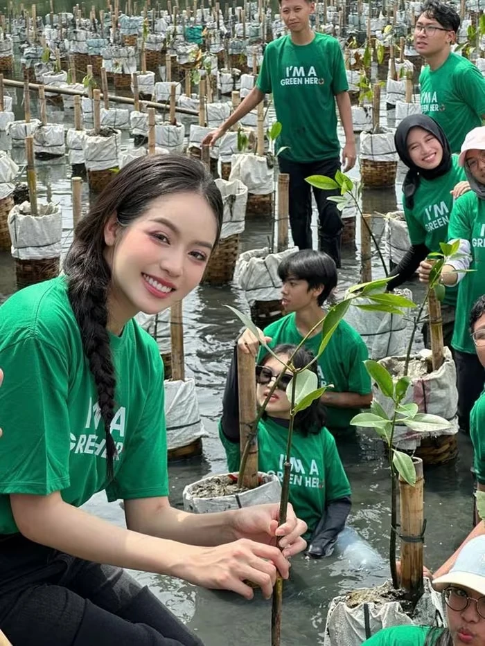 Thanh Thủy lao xuống nước, làm việc nịn fan Indonesia hậu nhập viện - Hình 2