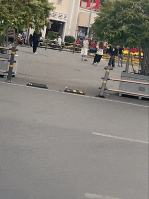 Uy tín 100%, Sơn Tùng bị tóm đi chợ Bến Thành mua trái cây, nhưng ảnh cam thường khác ảnh tự đăng thế này? - Hình 1