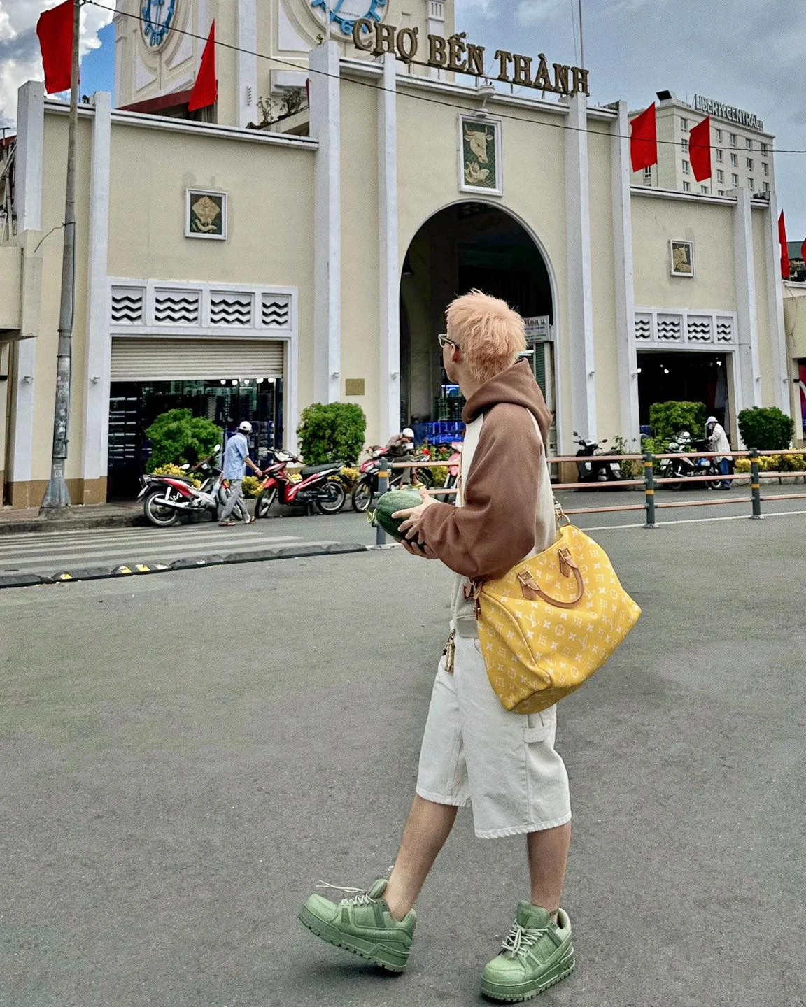 Sơn Tùng bị tóm đi chợ Bến Thành mua trái cây