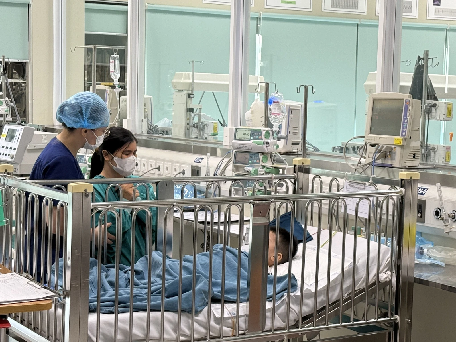 Vụ nộp đủ tiề.n mới cấp cứu CA vào cuộc, nhân viên y tế đình chỉ, bé thoát nạn - Hình 2