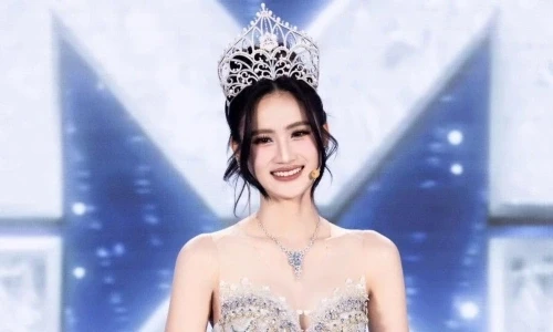 Ý Nhi diện đồ dạo phố ra sân bay, đem tham vọng lớn đến MW, fan chỉ mong Top 20 - Hình 2