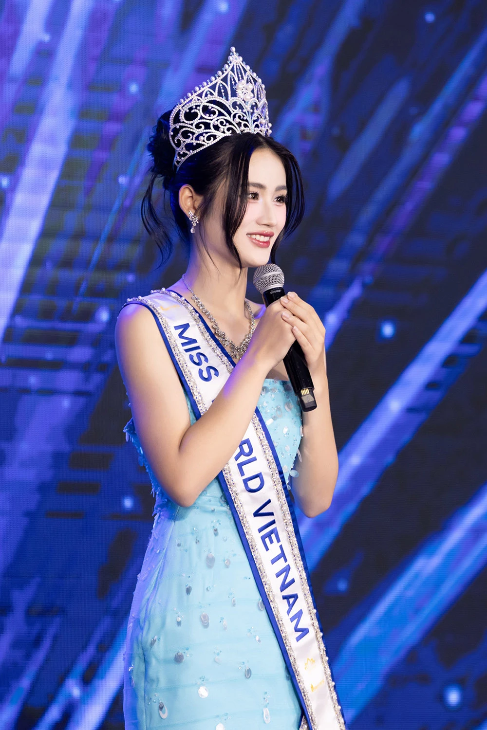 Ý Nhi diện đồ dạo phố ra sân bay, đem tham vọng lớn đến MW, fan chỉ mong Top 20 - Hình 6
